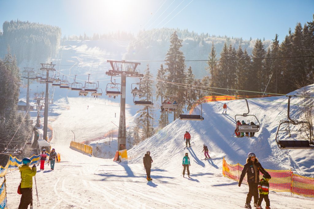 touristes dans une station de ski