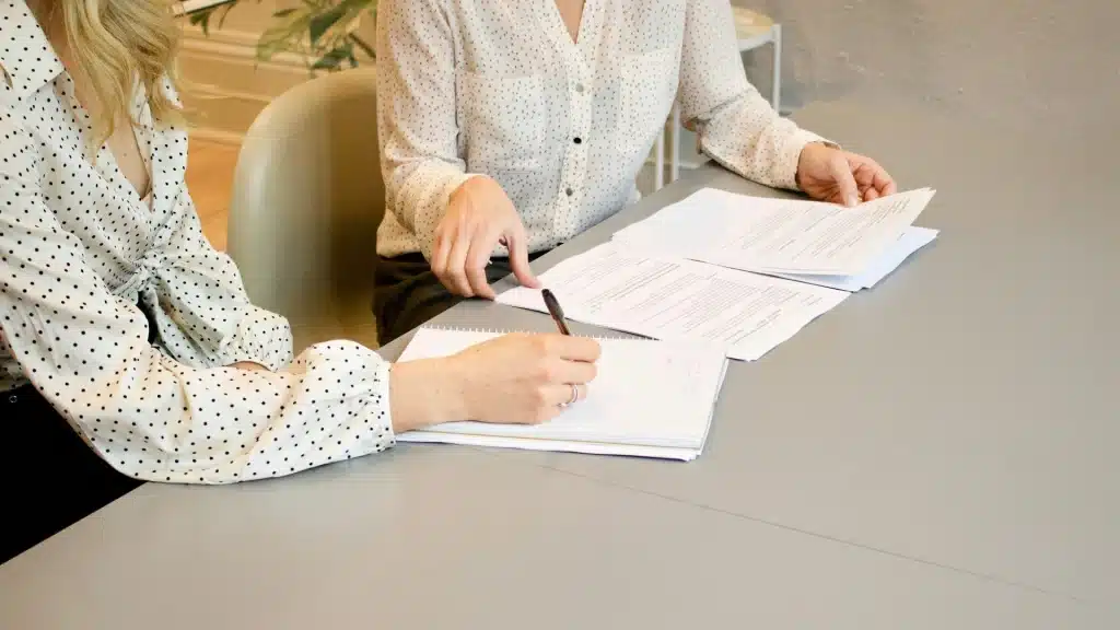 Femme signant un document - Gabrielle henderson - Unsplash