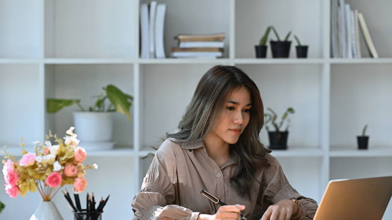 photo de femme qui rédige une note - Staff & Go