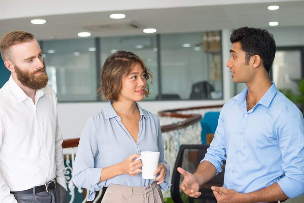 Échange informel entre collaborateurs dans les locaux d'une entreprise