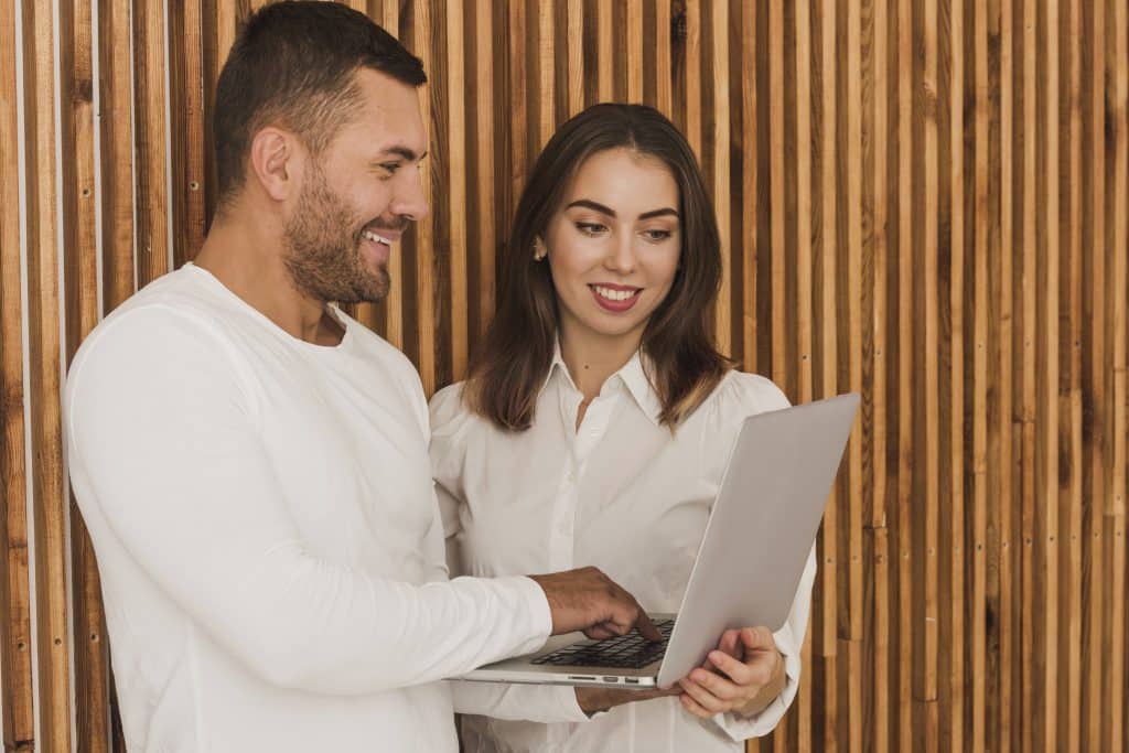 Un homme et une femme travaillent ensemble sur le calcul de l'index égalité homme-femme
