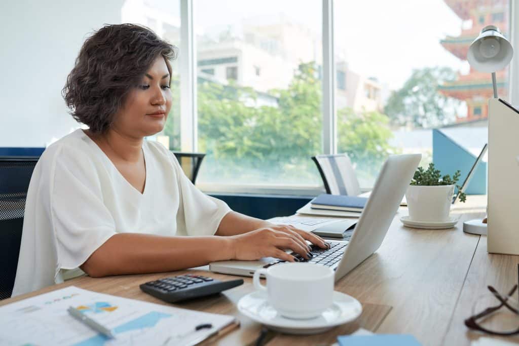 gestionnaire de paie travaillant à son bureau