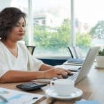 gestionnaire de paie travaillant à son bureau